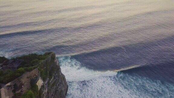 令人窒息的顶部鸟瞰图蔚蓝的海洋泡沫的波浪冲击岩石悬崖