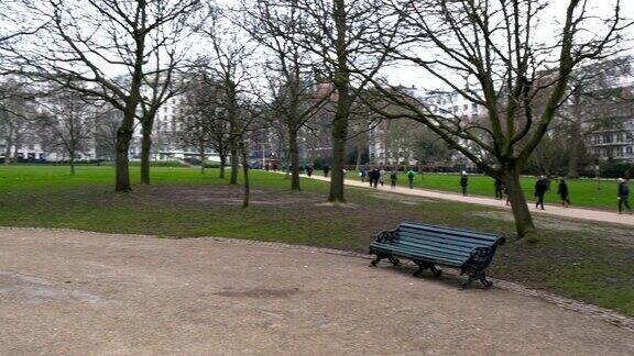 人们走过伦敦的绿色公园