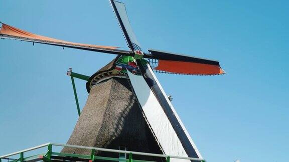 一个古老的荷兰风车以蓝天为背景