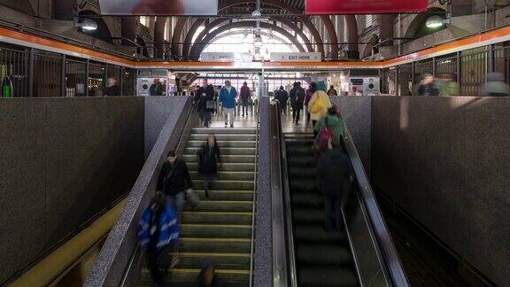 延时:波士顿地铁和通勤铁路车站自动扶梯上的行人拥挤