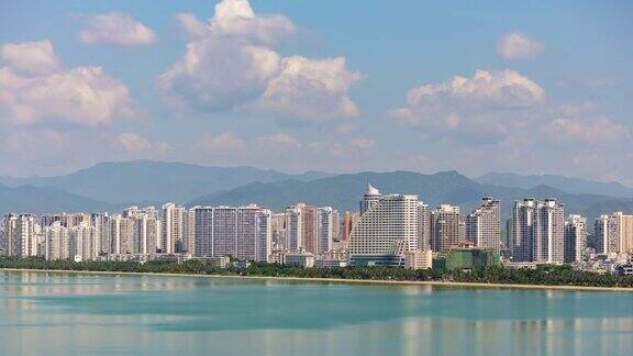 阳光明媚的一天三亚市海滩湾酒店屋顶全景4k时间推移海南岛中国