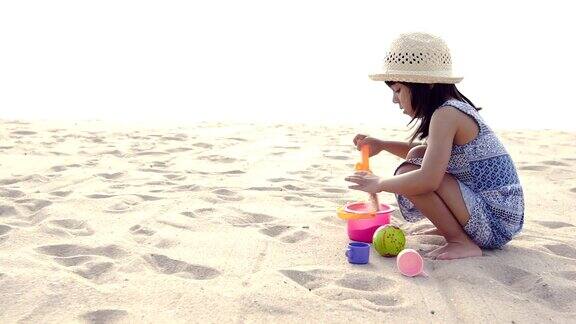 可爱的女孩在沙滩上玩耍和享受