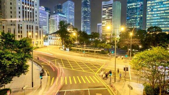 香港街道夜晚的4K时间流逝移动的汽车穿过城市
