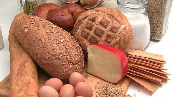 鸡蛋、面包、谷物和牛奶