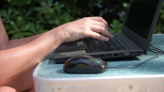 女性在户外使用笔记本电脑上网工作旅游和工作夏日露营