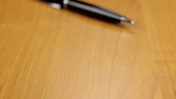 多莉特写黑色圆珠笔躺在桌子上