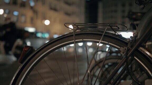 夜间城市的汽车交通和自行车