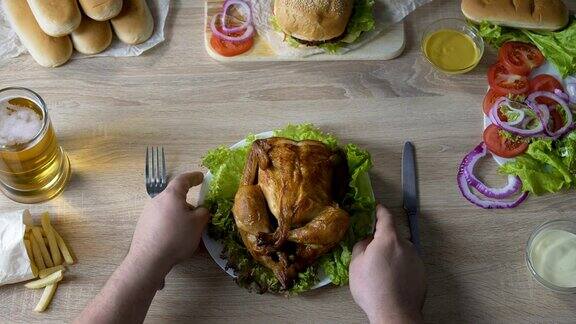 男人沉溺于不健康的饮食把炸鸡放在桌子上爱食物
