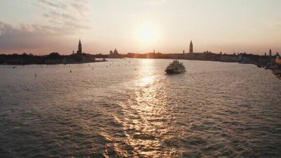在意大利美丽的威尼斯欣赏神奇的黄昏日落