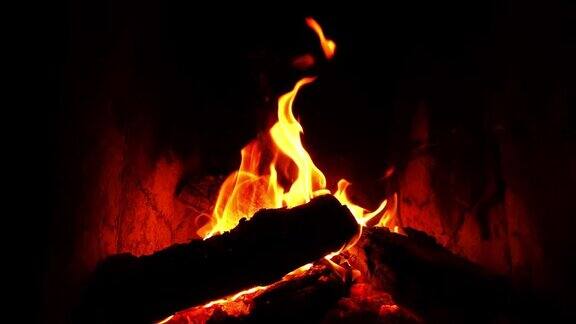 特写镜头拍摄的是一个石洞的炉边燃烧的火焰用慢动作拍摄