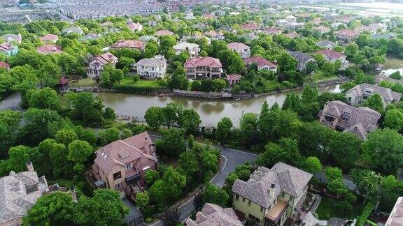 独立复式住宅的实时鸟瞰图