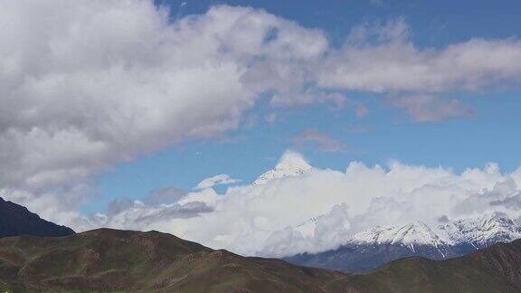 时间:云在山谷上盘旋远处是雪峰野马、尼泊尔、安纳普尔纳峰