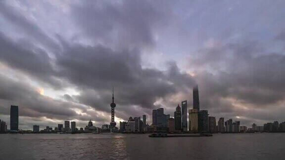 4K时间流逝-中国上海日出时的城市和城市景观