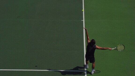 网球运动员用慢动作发球