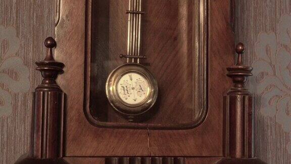 带有钟摆的古董挂钟