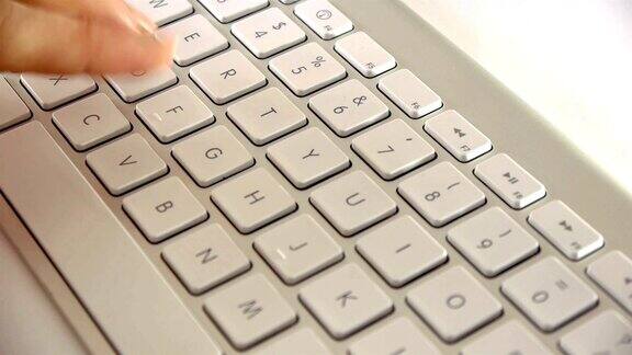女人在键盘上打字