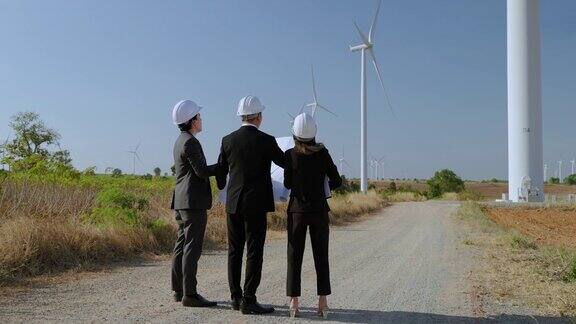 检查员和一名工程师以及一名秘书正在检查一个风力发电机发电领域的项目清洁能源理念可再生能源拯救世界