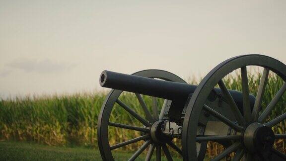 一枚美国内战时期的大炮来自宾夕法尼亚州的葛底斯堡国家军事公园旁边是一片玉米田