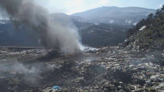 无人机拍摄的大型垃圾填埋场燃烧的垃圾带着浓重的污染烟雾