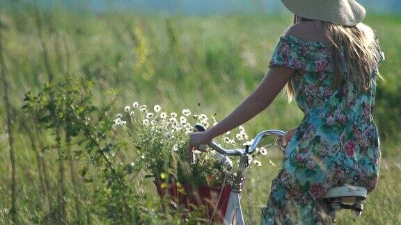 在乡下骑自行车的女人