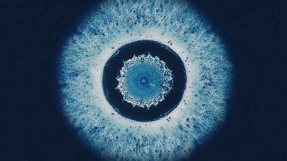 通过显微镜背景看到的变异的蓝色细胞