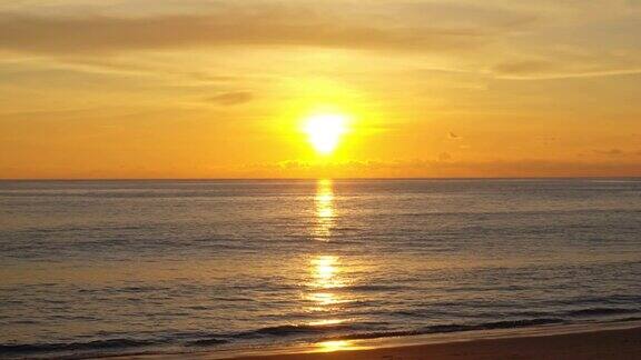 热带海洋日落或海上日出视频4K太阳触及地平线红色天空在黄金时间惊人的海景海洋海滩日落美丽的天空沙滩上金色的天空