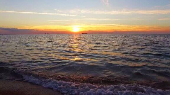 日落时海浪拍打着海岸