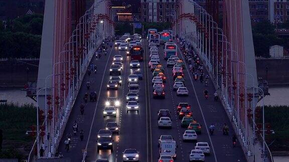 夜景大桥高速公路车辆繁忙