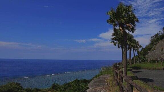 日本鹿儿岛天美岛海滩上的蓝天和大海