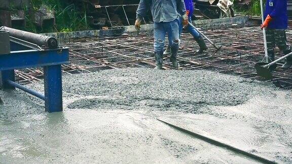 一名男子在浇筑预拌混凝土后用木铲铲水泥