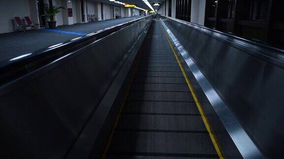 夜间在机场候机楼的自动扶梯向前移动