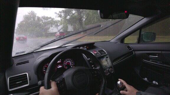 恶劣天气的郊区路过的社区在雨中开车
