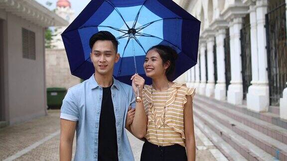 雨伞下的浪漫情侣