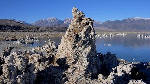 天线:美丽的凝灰岩形成沿莫诺湖海滩