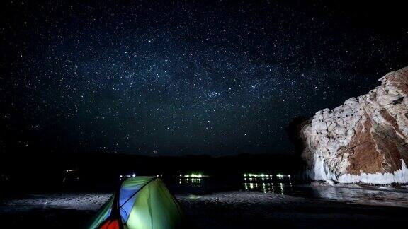 露营上方旋转星星的时间流逝