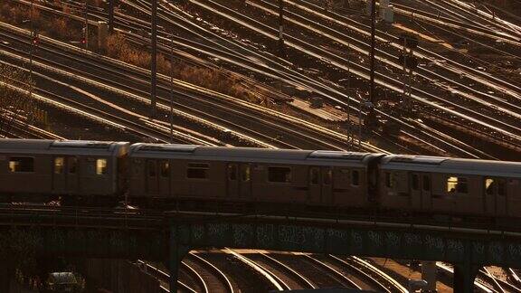 高架火车驶过交错的铁路