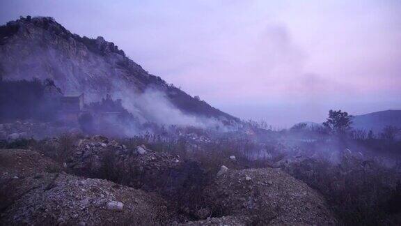烟雾遮蔽了山上的森林大火