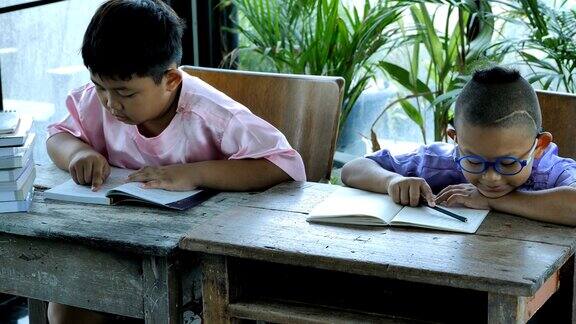 亚洲男孩两个人读书教育