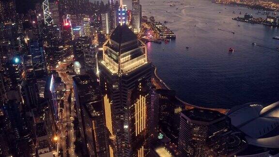鸟瞰香港维多利亚港的夜景