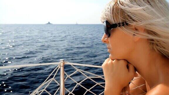HD:帆船甲板上沉思的女人