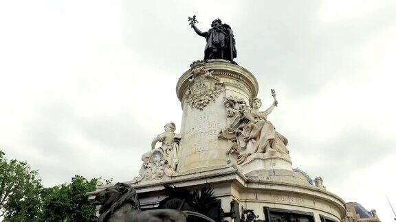 巴黎的超级崩塌巴黎的和平雕像摄影车围绕着巴黎著名的法国雕像拍摄摄于共和国广场