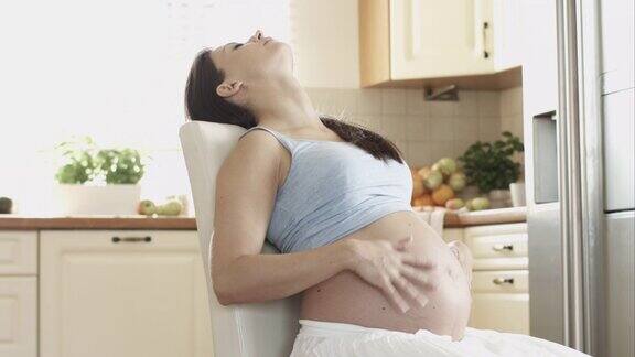 一个孕妇在厨房休息
