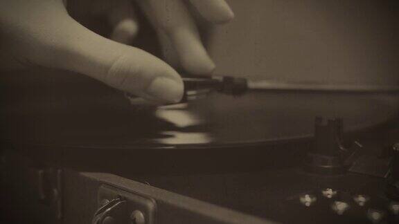 女性手把唱针放在老式黑胶唱片机上复古音乐派对