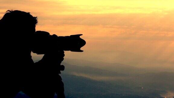 摄影师在山顶拍摄日出剪影高清视频
