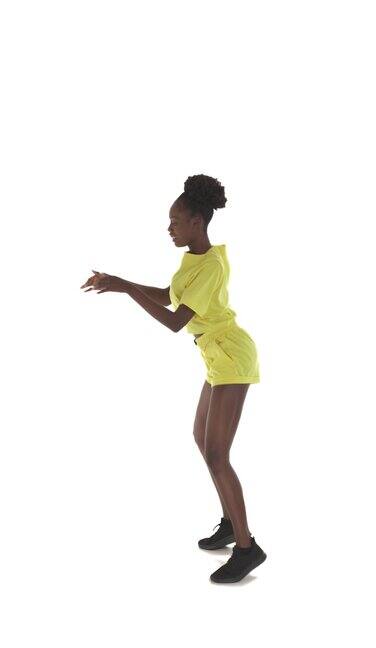 垂直视频全长度的镜头跳舞的非洲妇女舞者跳跃晃动臀部手越过头顶弯腰街舞风格概念孤立在白色背景上