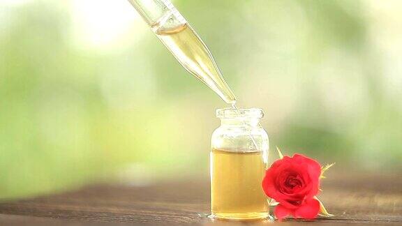 玫瑰精华放在漂亮的玻璃瓶桌上