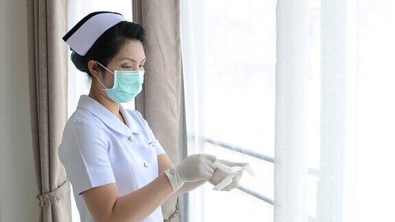 年轻女护士戴手套