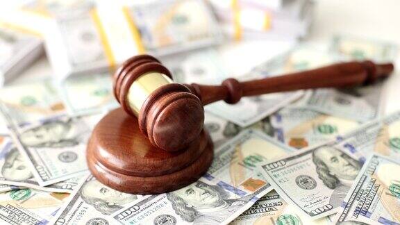 法官因商业和金融腐败判了许多美元