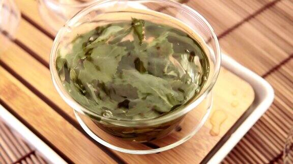 绿茶特写在玻璃透明的盘子茶道茶会