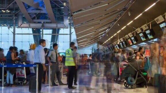 4K延时:拥挤的机场登机大厅放大拍摄